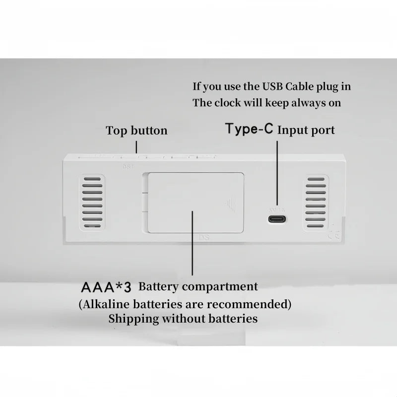 Rückseite des digitalen USB-Weckers mit LED-Anzeige: Batteriefach, USB-C-Anschluss und Top-Taste.