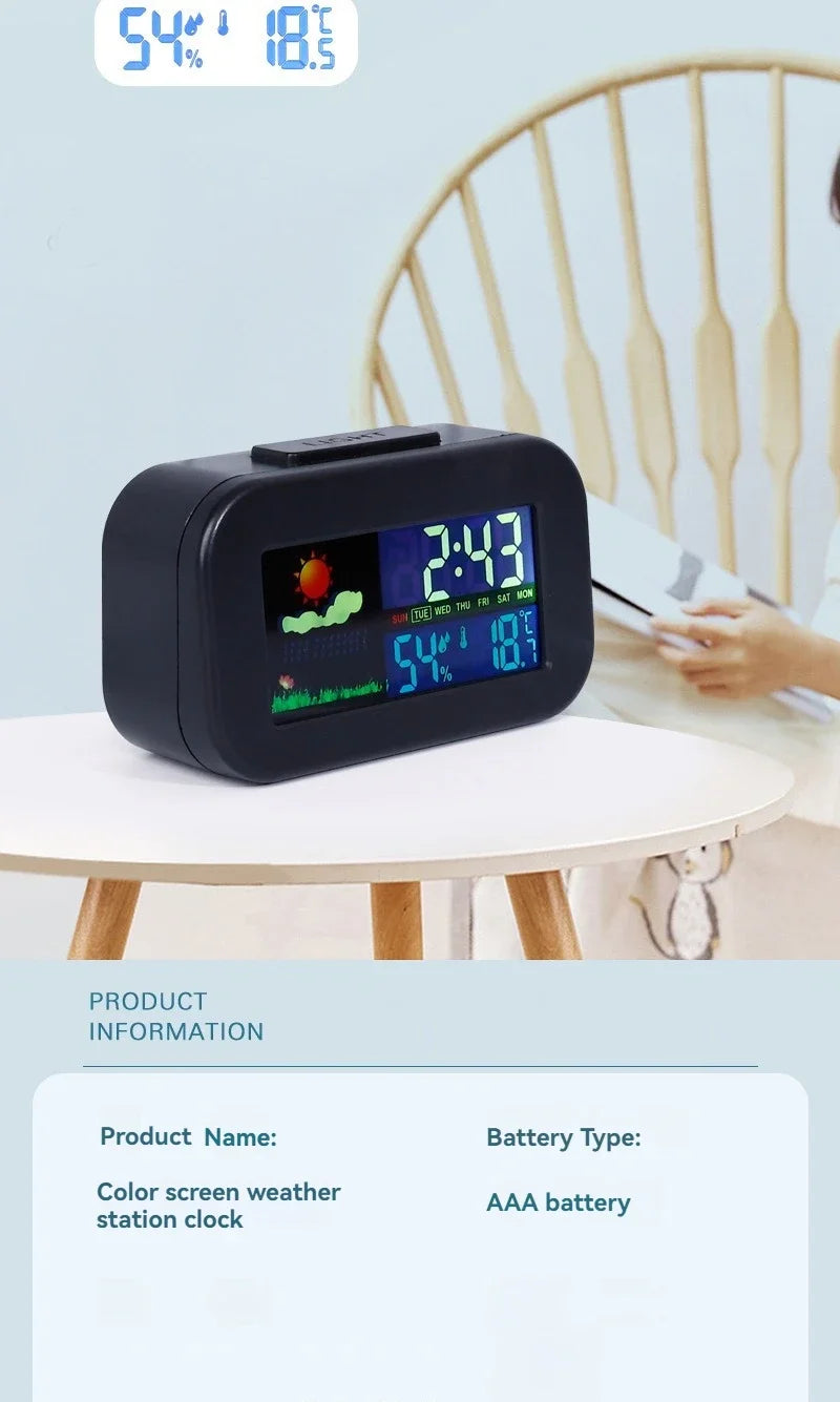 Wetterstation-Uhr mit Farbdisplay zeigt Zeit, Temperatur und Luftfeuchtigkeit; kompakt auf Schreibtisch/Nachttisch.