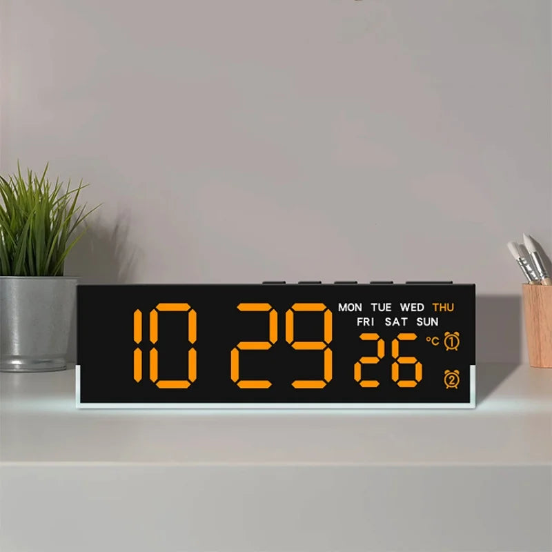 Digitaler USB-Wecker mit LED-Anzeige (orange) auf schwarzem Display; Uhrzeit, Temperatur und Wochentag.
