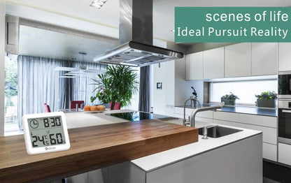 Digitale Schreibtischuhr Niditon zeigt Zeit, Temperatur und Luftfeuchtigkeit auf der Kücheninsel.