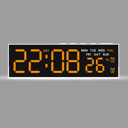 Digitaler USB-Wecker mit LED-Anzeige in Orange zeigt Uhrzeit, Temperatur (26°C) und Wochentag.
