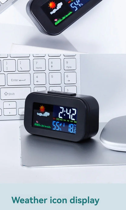 Wetterstation-Uhr mit Farbdisplay zeigt Zeit, Temperatur und Luftfeuchtigkeit – kompakte Tischuhr für den Schreibtisch.