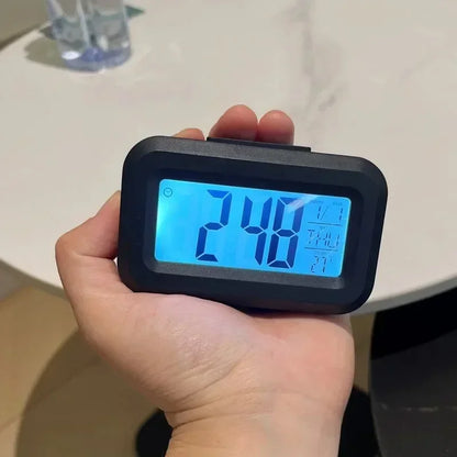 LED Digitaler Wecker mit blauer Anzeige, kompakt, ideal für Nachttisch, Schreibtisch oder Reisegepäck.
