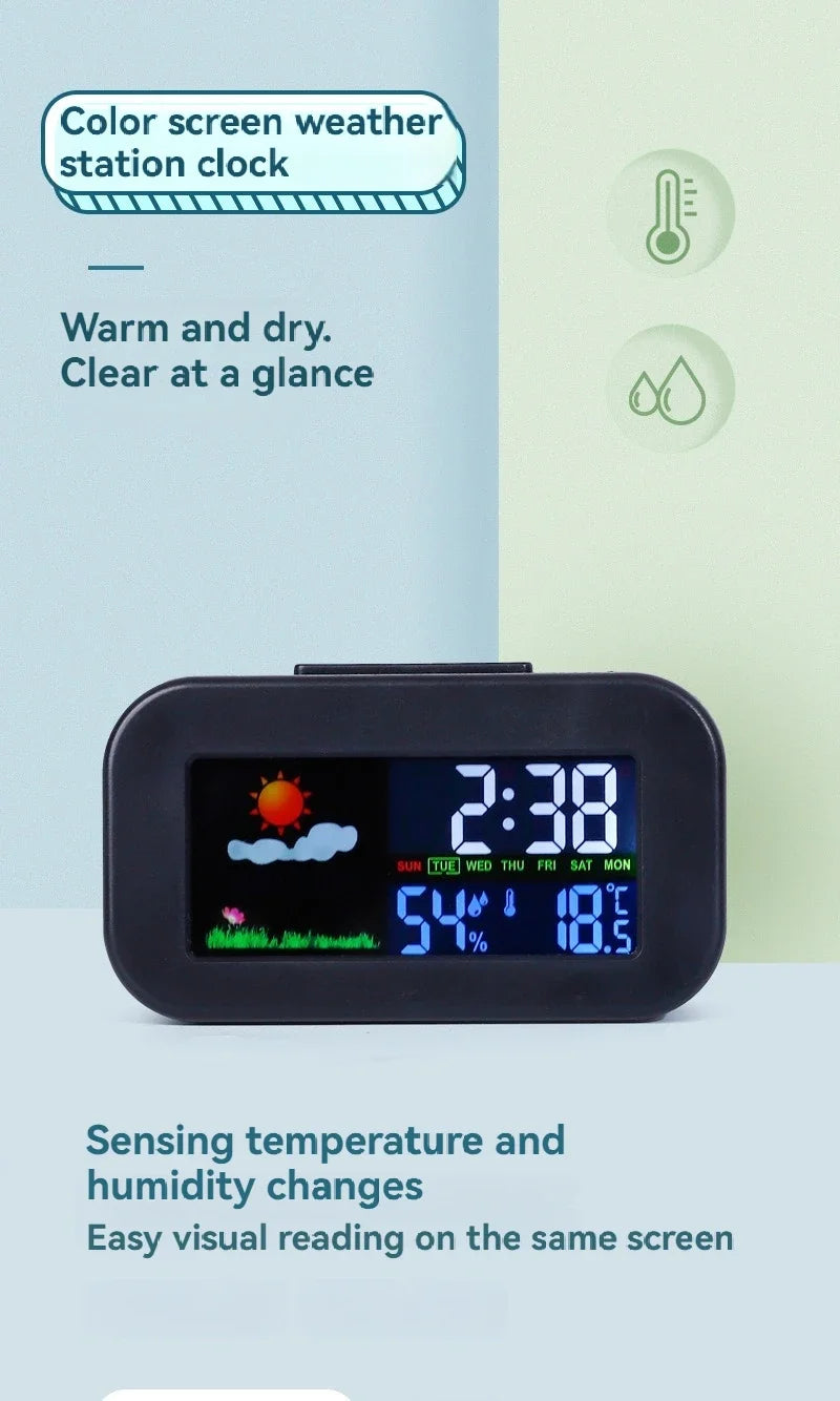 Wetterstation-Uhr mit Farbdisplay auf dem Tisch zeigt Zeit, Temperatur und Luftfeuchtigkeit.