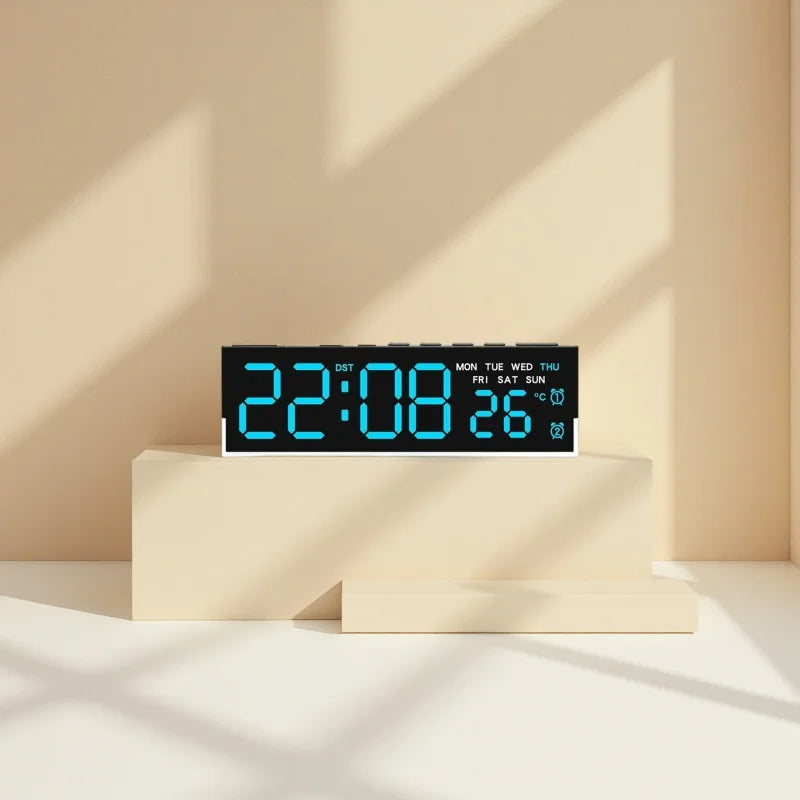  Digitaler USB-Wecker mit blauer LED-Anzeige, Uhrzeit, Datum und Temperatur auf hellem Podest.
