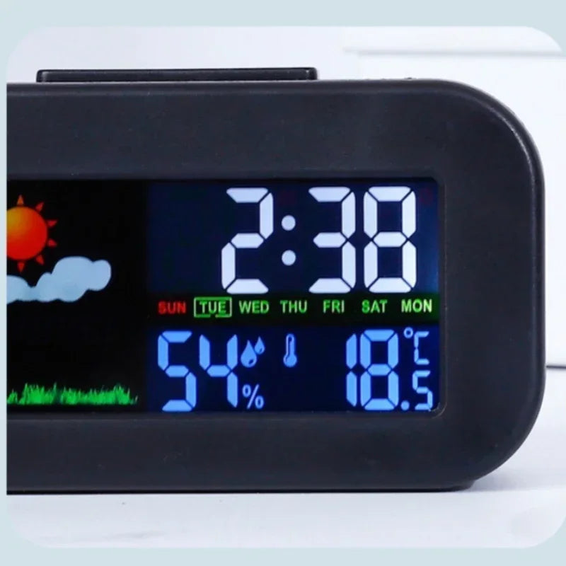 Wetterstation-Uhr mit Farbdisplay zeigt Uhrzeit 2:38, Temperatur 18,5°C und Luftfeuchtigkeit 54%.